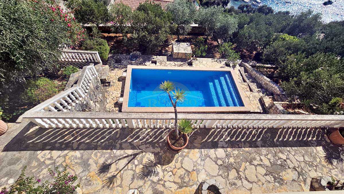 Bellissima casa dalmata a Sevid in ottima posizione con piscina e vista